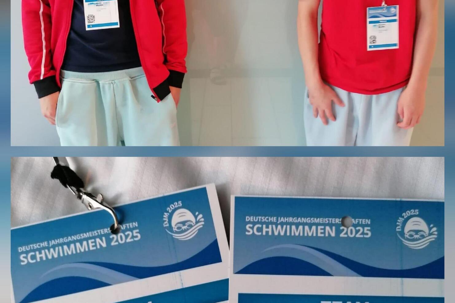 Zwei junge Schwimmer stehen neben einem Plakat für die Deutschen Jahrgangsmeisterschaften 2025 und ihren Mobilitätsausweisen.