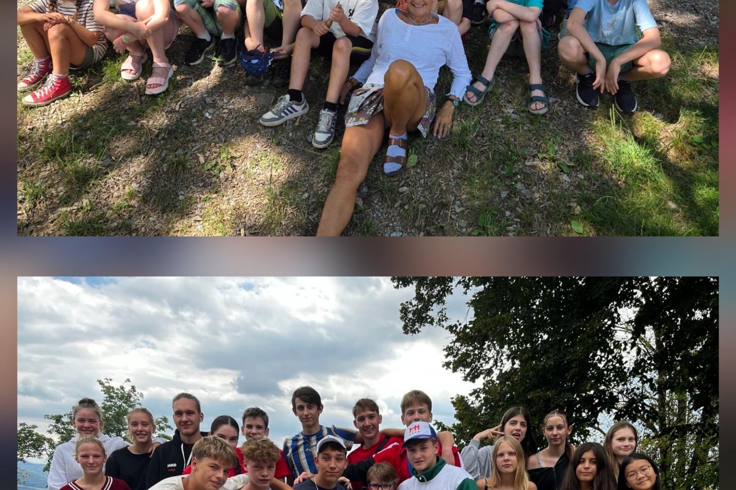 Gruppenfoto von Kindern und Jugendlichen in zwei Reihen, outdoor. Oben lächeln 20 Kinder, unten 21 Teenager posieren zusammen.