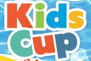 Bunte Grafik mit dem Text "Kids Cup" vor einem blauen Hintergrund, der an Wasser erinnert.