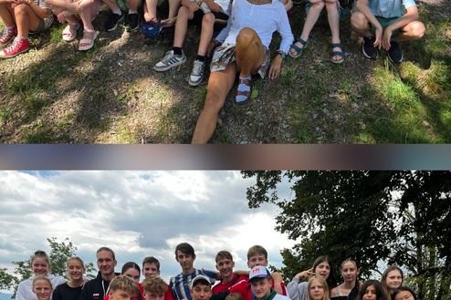 Gruppenfoto von Kindern und Jugendlichen in zwei Reihen, outdoor. Oben lächeln 20 Kinder, unten 21 Teenager posieren zusammen.