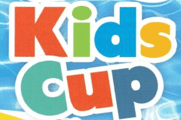 Bunte Grafik mit dem Text "Kids Cup" vor einem blauen Hintergrund, der an Wasser erinnert.