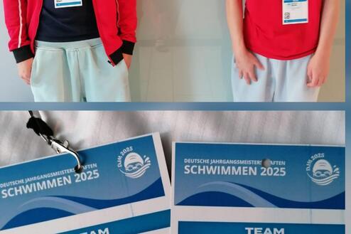 Zwei junge Schwimmer stehen neben einem Plakat für die Deutschen Jahrgangsmeisterschaften 2025 und ihren Mobilitätsausweisen.