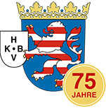 Wappen mit Löwen, Krone und der Aufschrift „75 Jahre“ in Gold, daneben ein Schild mit „HKBV“.