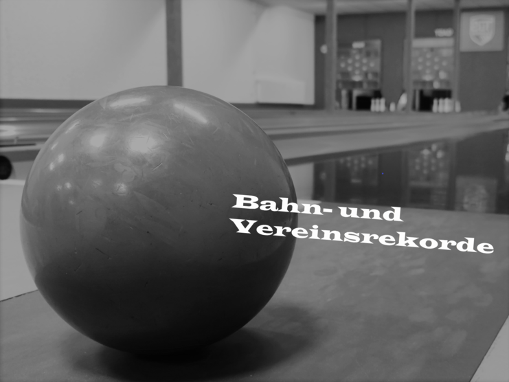 Schwarze Bowlingkugel auf einer Bahn, mit der Aufschrift "Historie" in einer Ecke, in einem kühlen, schlichten Raum.