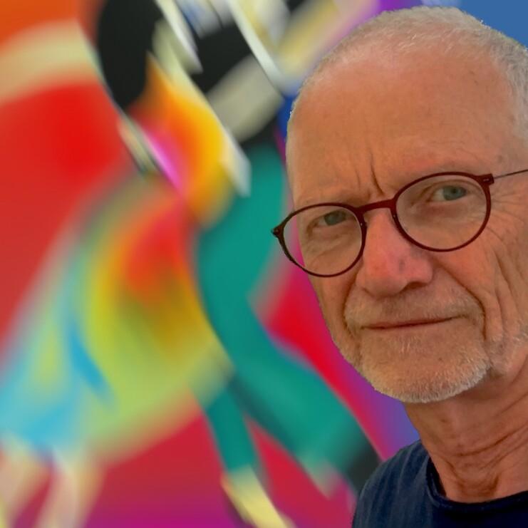 Portr&auml;t eines Mannes mit Brille vor einem bunten, unscharfen Hintergrund mit tanzenden Figuren.