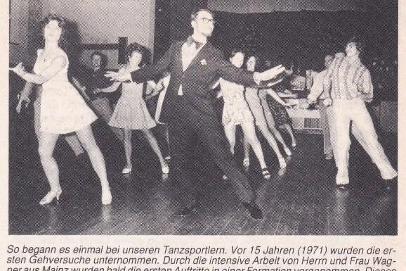 Tanzgruppe in eleganter Kleidung führt synchronen Tanz in einem festlichen Saal auf.