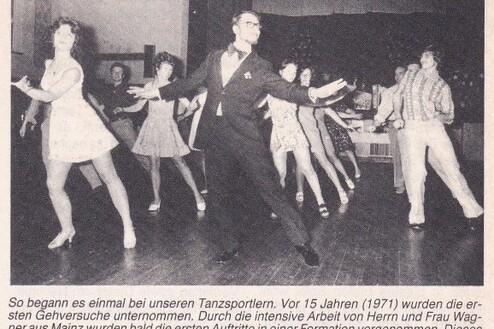 Tanzgruppe in eleganter Kleidung führt synchronen Tanz in einem festlichen Saal auf.