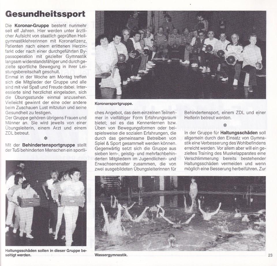 Bild zeigt eine Gruppe von Teilnehmern in einem Schwimmbad, die Wassergymnastik unter Anleitung einer Übungsleiterin durchführen.