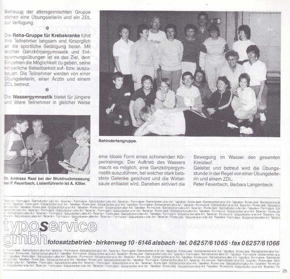 Gruppe von Teilnehmern bei einem Rehabilitationsprogramm, die gemeinsam an einem Kurs im Wasser teilnehmen.