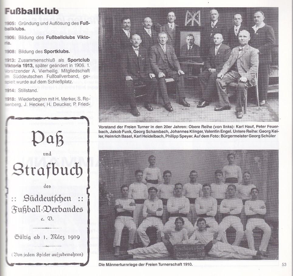 Historisches Foto einer Fußballmannschaft mit Vereinsmitgliedern und Trainern in formeller Kleidung, umgeben von Text.