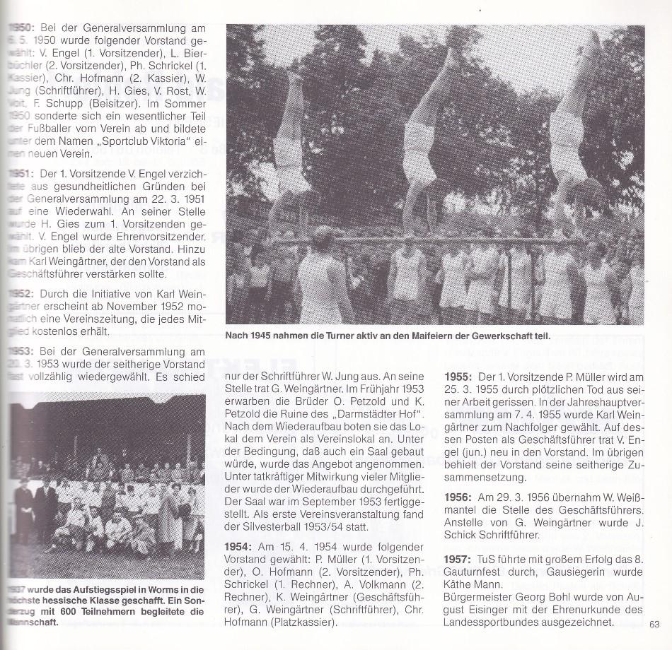 Schwarz-weiß-Foto von Turnerinnen, die auf einer Stange turnen, mit Zuschauern im Hintergrund.