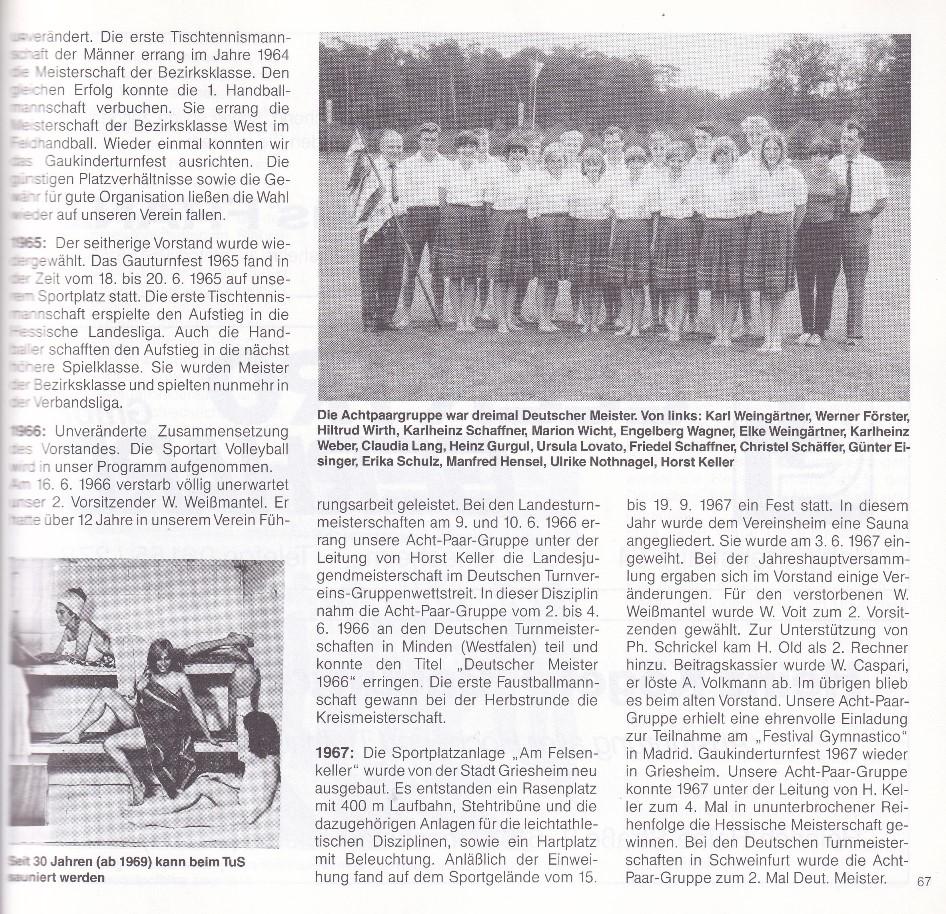 Schwarz-weiß Foto einer Gruppe von 16 Personen, die Tischtennis spielen, umgeben von einer grünen Landschaft.