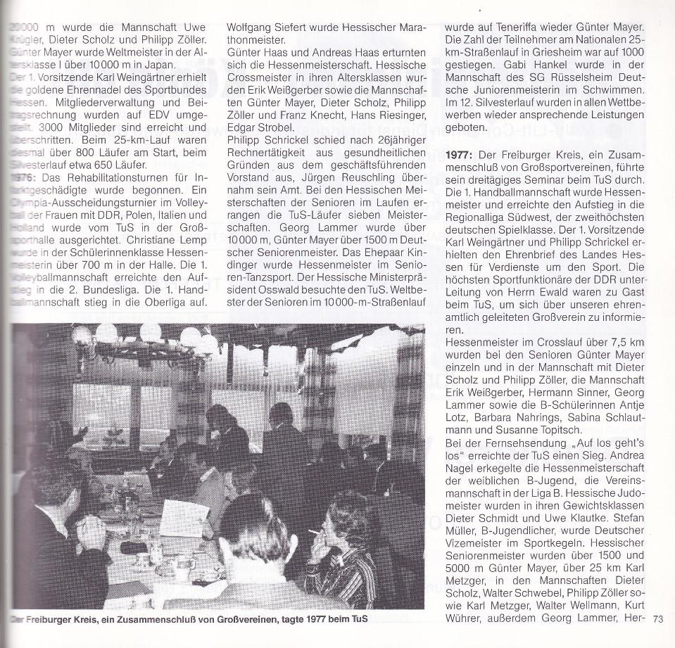 Gruppenszene bei einem Treffen des Freiburger Kreises 1977, wobei Teilnehmer an einem Tisch unterhalten.
