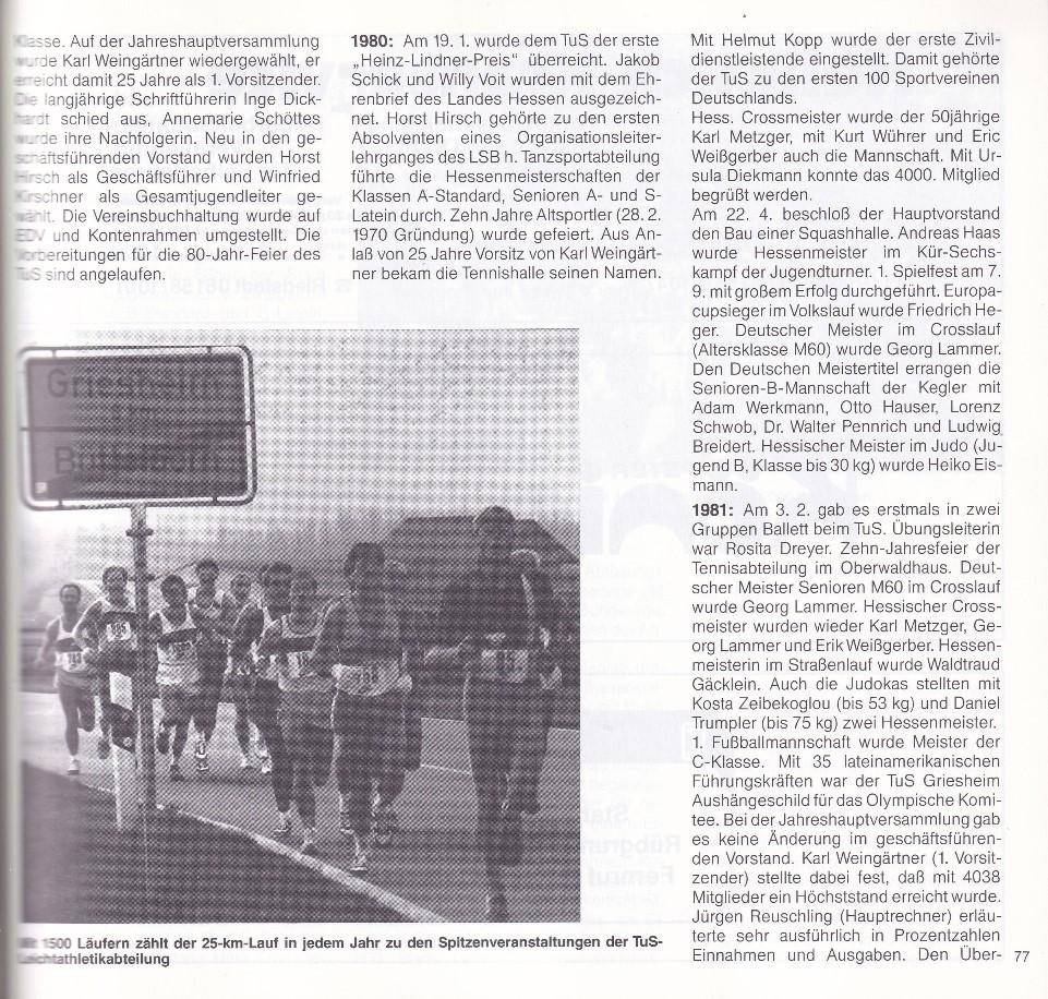 Gruppierung von Läufern während eines 25-km-Laufs auf einer Straße mit Verkehrsschild im Hintergrund.