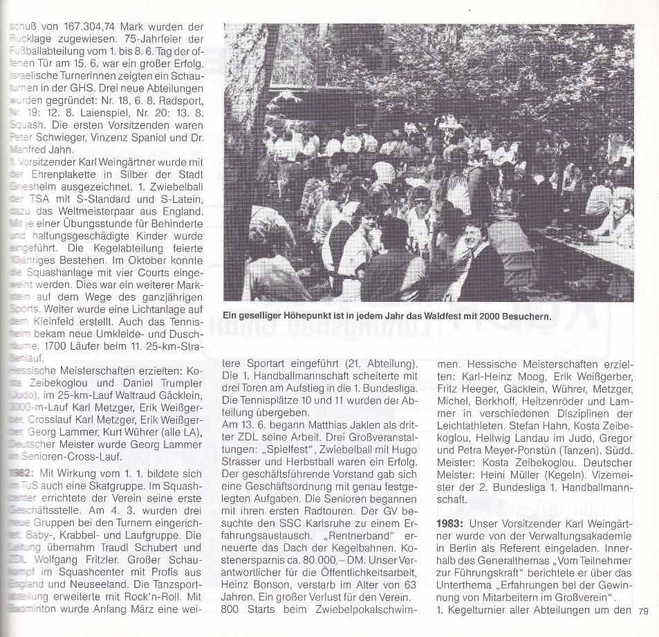 Gruppenszene mit Menschen, die an einem Waldfest teilnehmen, umgeben von Bäumen und langen Tischen.