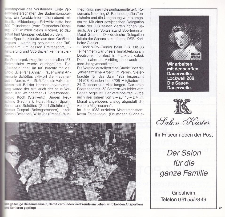 Eine Gruppe von Menschen sitzt bei einem festlich gedeckten Tisch in einem Raum, mit Menükarten und Getränken vor ihnen.