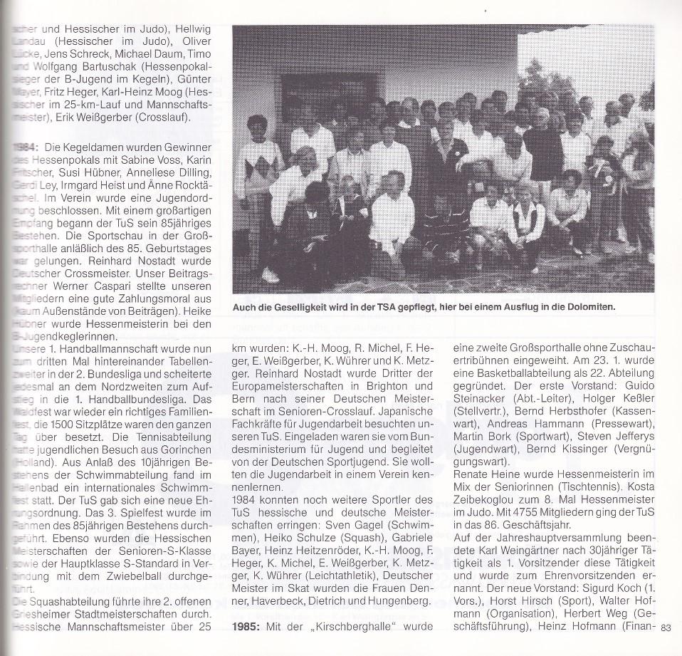 Gruppenfoto aus einer Veranstaltung in den Dolomiten mit sportlich gekleideten Männern und Frauen, einige lächeln in die Kamera.