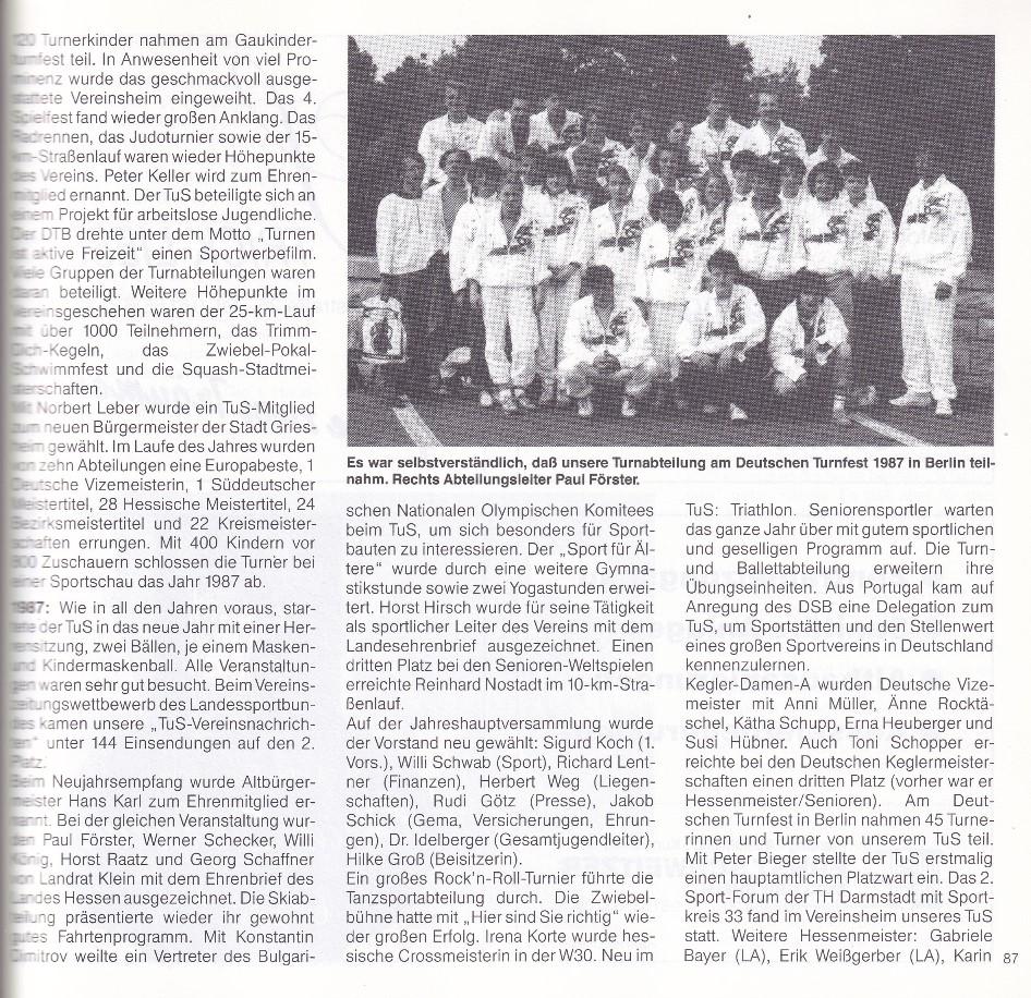 Gruppe von Turnern in weißen Anzügen, versammelt beim Deutschen Turnfest 1987 in Berlin, geleitet von Paul Förster.