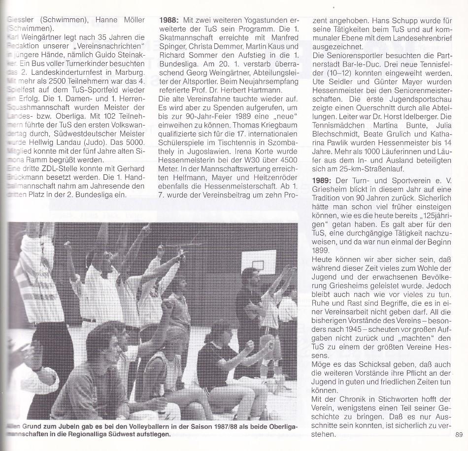 Gruppenszene von jubelnden Volleyballspielern in einer Halle während eines Wettkampfs.