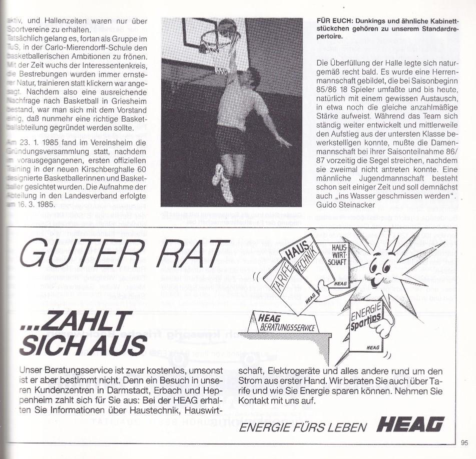 Junger Basketballspieler springt zum Korb, während er einen Dunk macht, an einer Sporthalle mit einer Anzeigetafel.