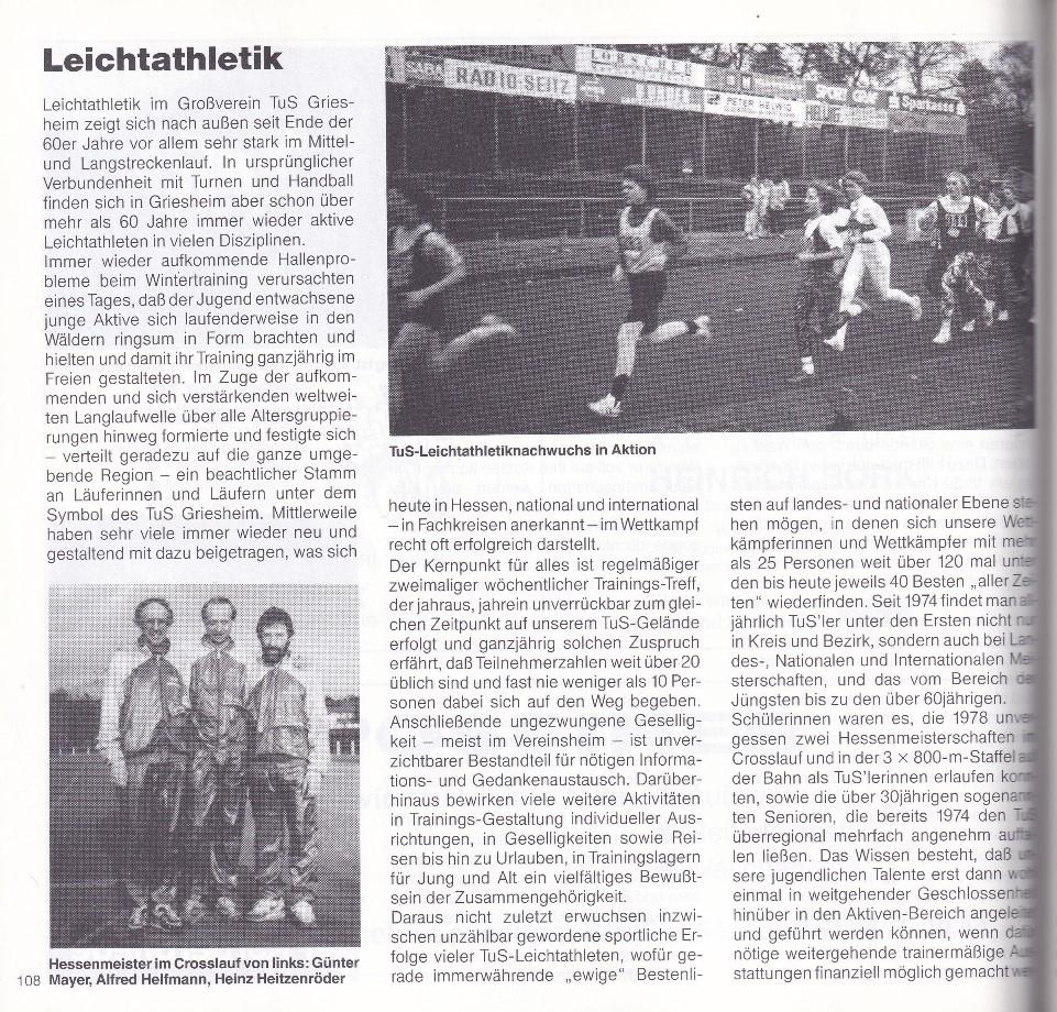Schwarzweißaufnahme von Läufern beim Wettkampf auf einer Leichtathletikanlage, im Hintergrund das Vereinsgebäude.