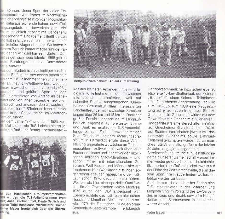 Gruppenfoto von Teilnehmern eines Trainingsablaufs im Verein, aufgenommen auf einem Sportplatz mit jungen Athleten.