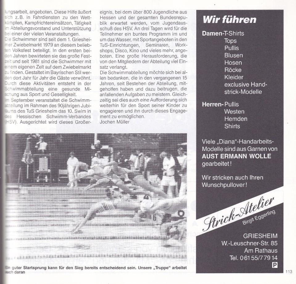 Schwimmer starten gleichzeitig einen Wettkampf, spritzendes Wasser und konzentrierte Gesichter sind sichtbar.