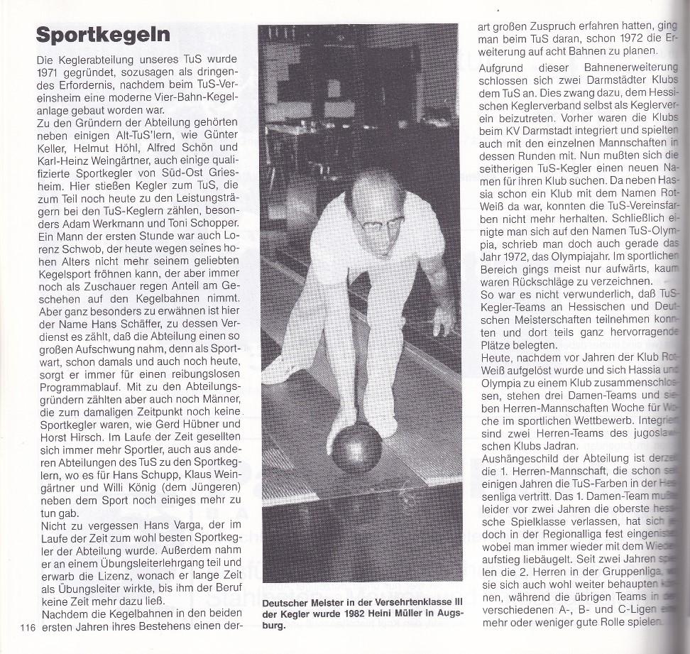 Nahaufnahme eines Sportkeglers in Aktion mit einer Kegelkugel auf einer Kegelbahn, Hintergrund unscharf.