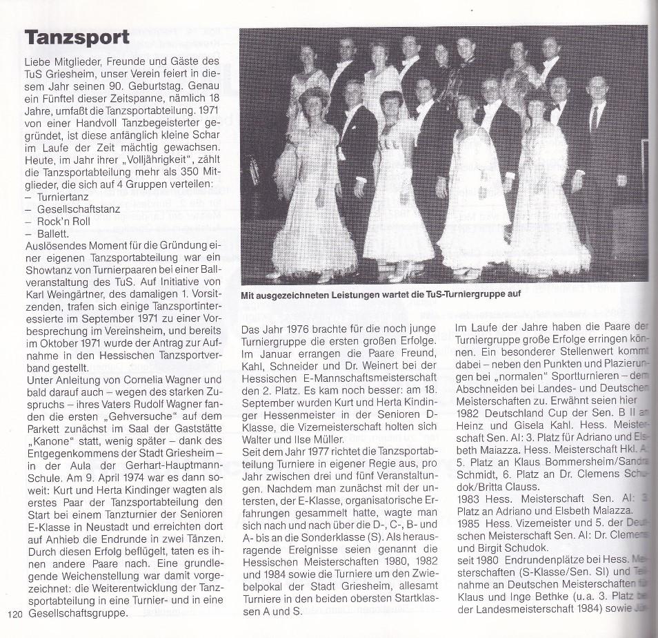 Gruppenfoto der Tanzsport-Turniergruppe des TuS Griesheim in festlicher Kleidung, abgebildet in einem Hallenraum.