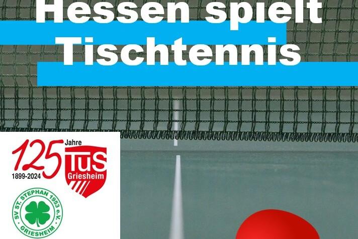Logo und Schriftzug „Hessen spielt Tischtennis“ über einer Tischtennisplatte mit Netz und Schläger.