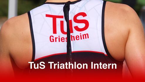 Rückenansicht eines Athleten in einem Triathlonanzug mit dem Schriftzug „TuS Griesheim“ und „TuS Triathlon Intern“.