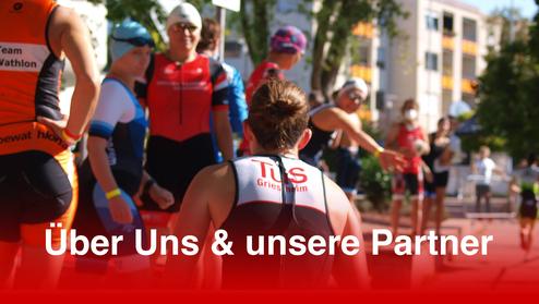 Gruppe von Triathleten bereitet sich auf ein Rennen, während sie sich untereinander austauschen.