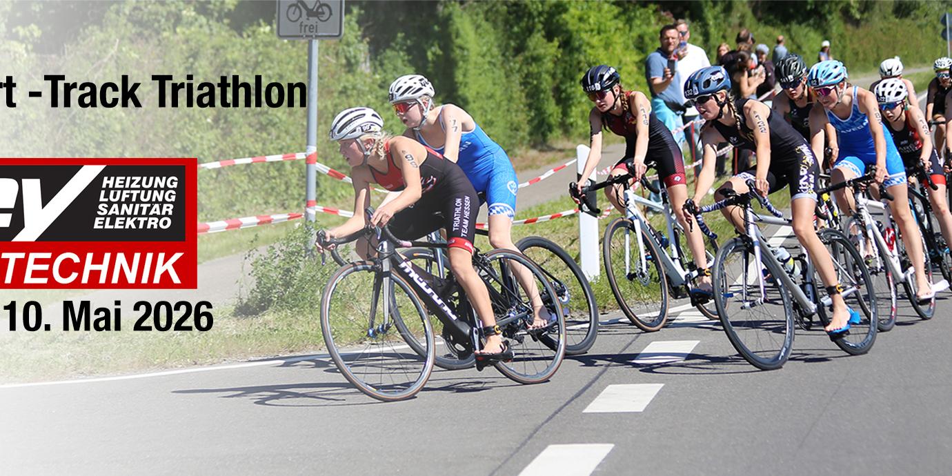 Gruppe von Athleten beim Radfahren in einem Triathlonwettbewerb auf einer asphaltieren Stra&szlig;e.