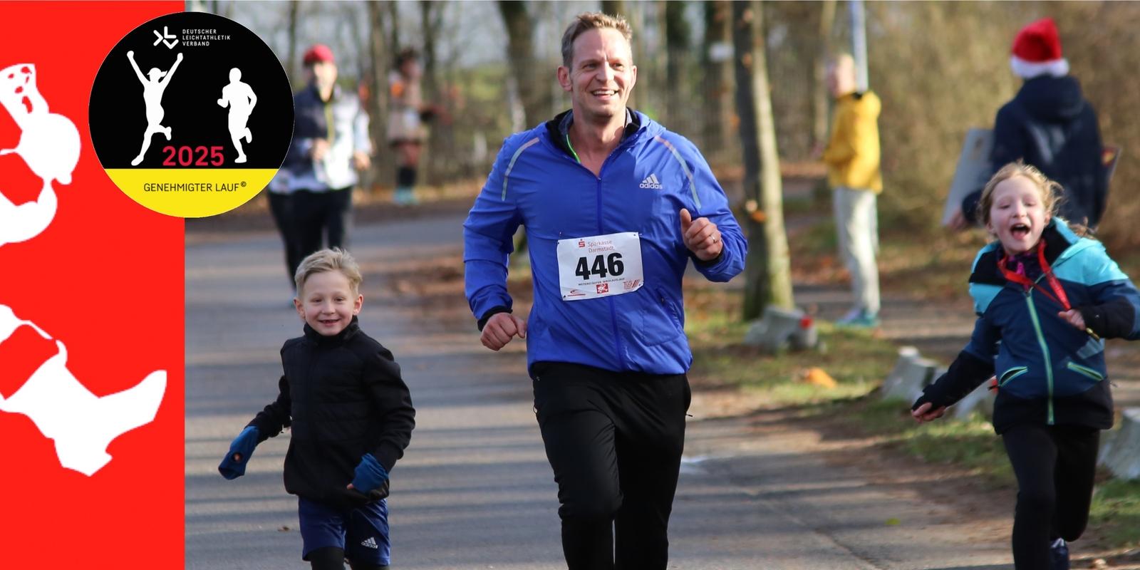 Mann in blauer Jacke läuft bei einem Laufereignis, umgeben von jubelnden Kindern in Winterkleidung.