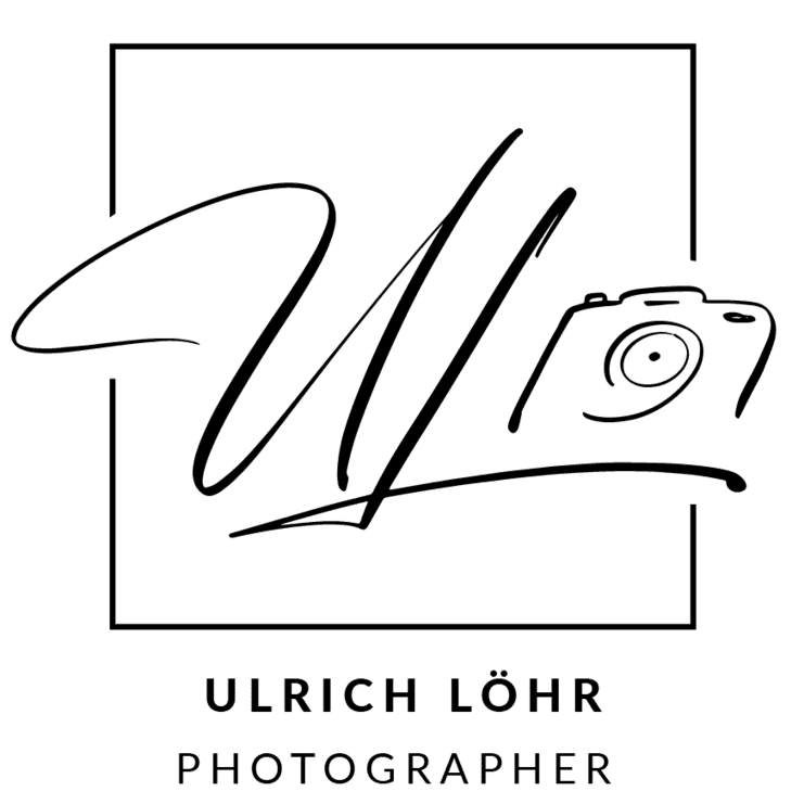 Logo von Ulrich Löhr mit einer Kamera-Illustration und dem Text "PHOTOGRAPHER" darunter.