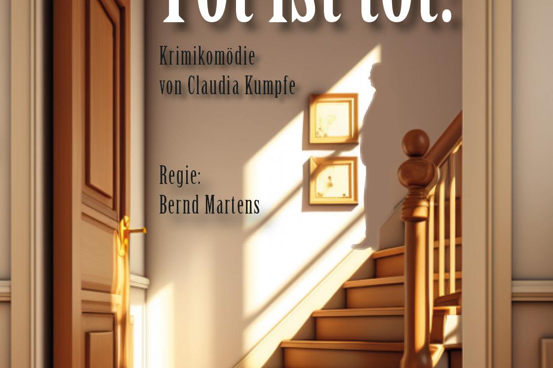 Treppenhaus mit halb offener Tür, beleuchtet von Sonnenlicht; Plakate zur Krimikomödie „Tot ist tot!“ hängen an der Wand.