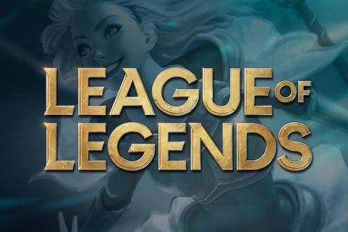 Logo von "League of Legends" mit effektreicher Hintergrundgestaltung und einer lächelnden Figur im Vordergrund.