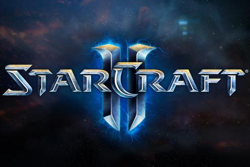Logo von StarCraft II, leuchtender Schriftzug in futuristischem Design vor einem dunklen, galaktischen Hintergrund.