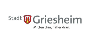 Logo der Stadt Griesheim mit Wappen und Slogan „Mitten drin, näher dran“. Schriftzug in Grau auf weißem Hintergrund.