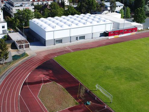 Sporthalle mit Rennbahn aus der Vogelperspektive