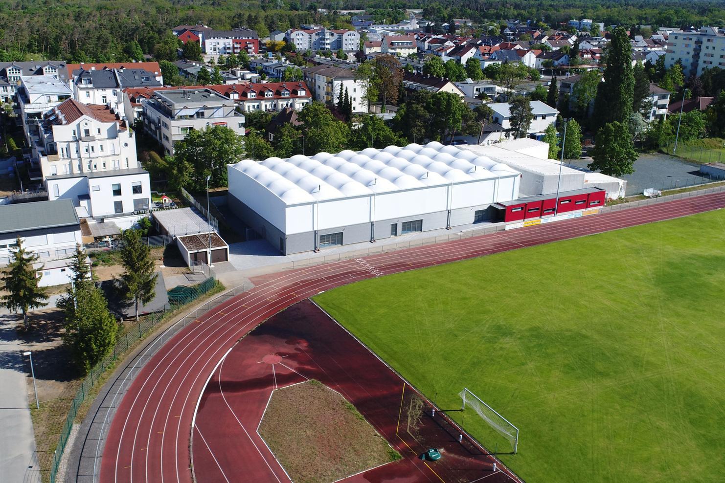 Sporthalle mit Rennbahn aus der Vogelperspektive