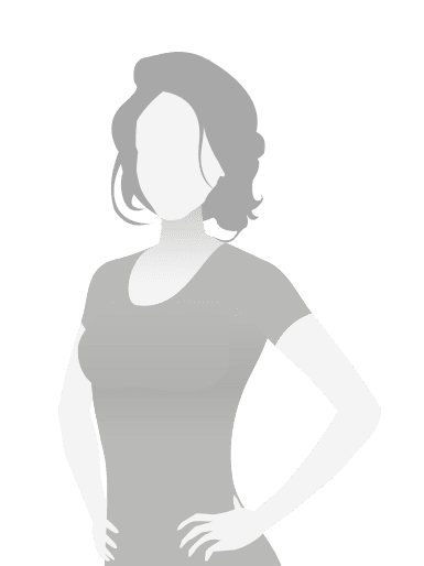 Silhouette einer Frau mit schulterlangen Haaren in einem grauen Oberteil, die mit angelegten Händen dasteht.